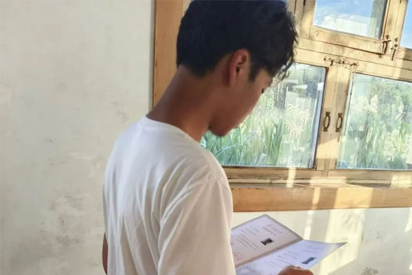 李華（化名）拿到錄取通知書