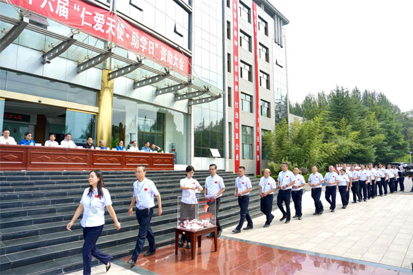 KOK娱乐集團第二十六屆“仁愛天使·助學日”資助大會，KOK娱乐集團員工向困難學子捐款