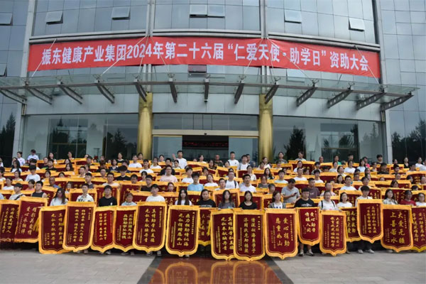 受助學生代表獻上錦旗