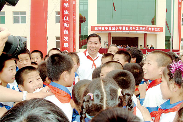 李安平與安平希望小學學生互動